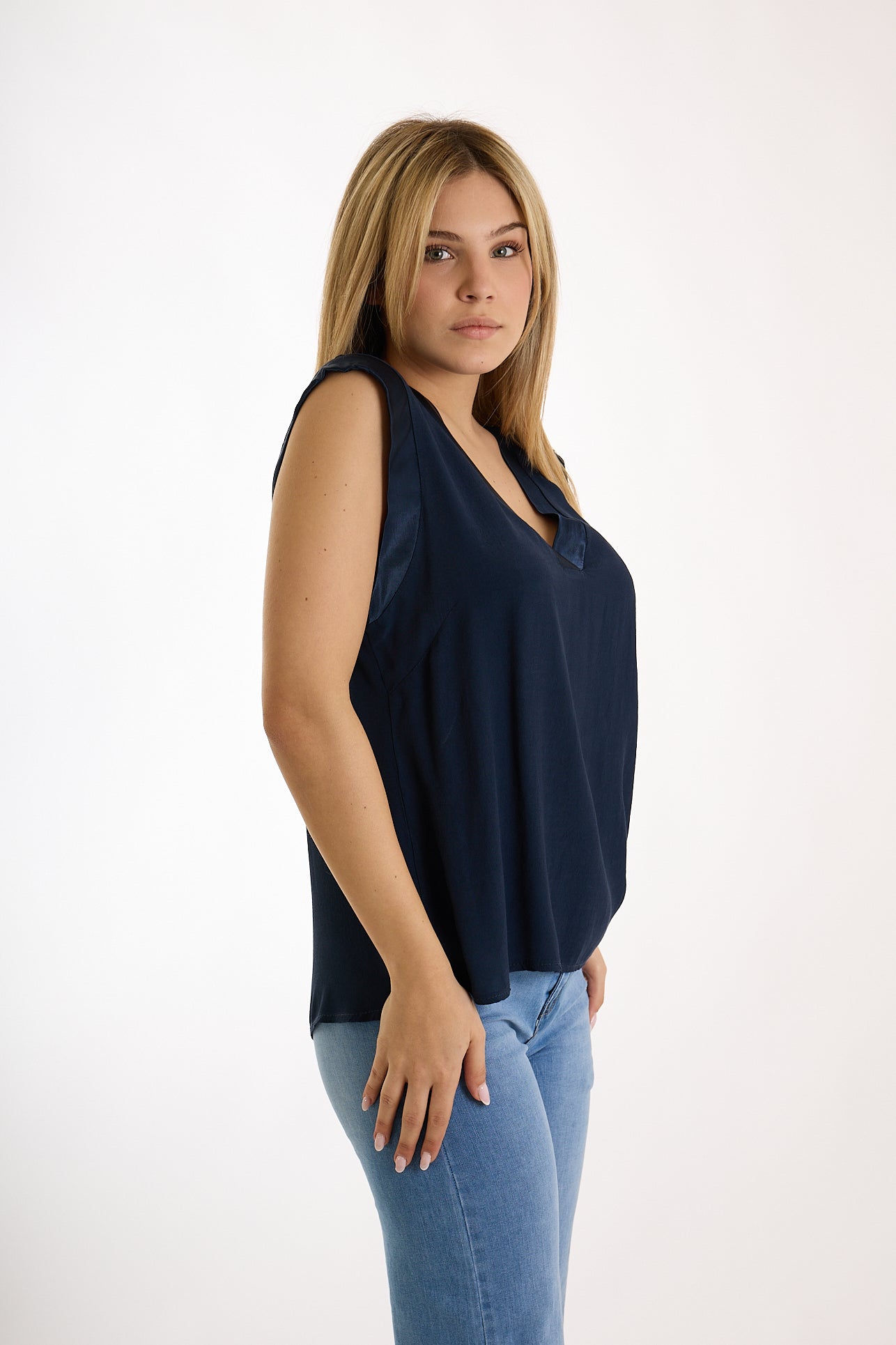 TOP CON SCOLLO A V IN RASO|Colore:Blu