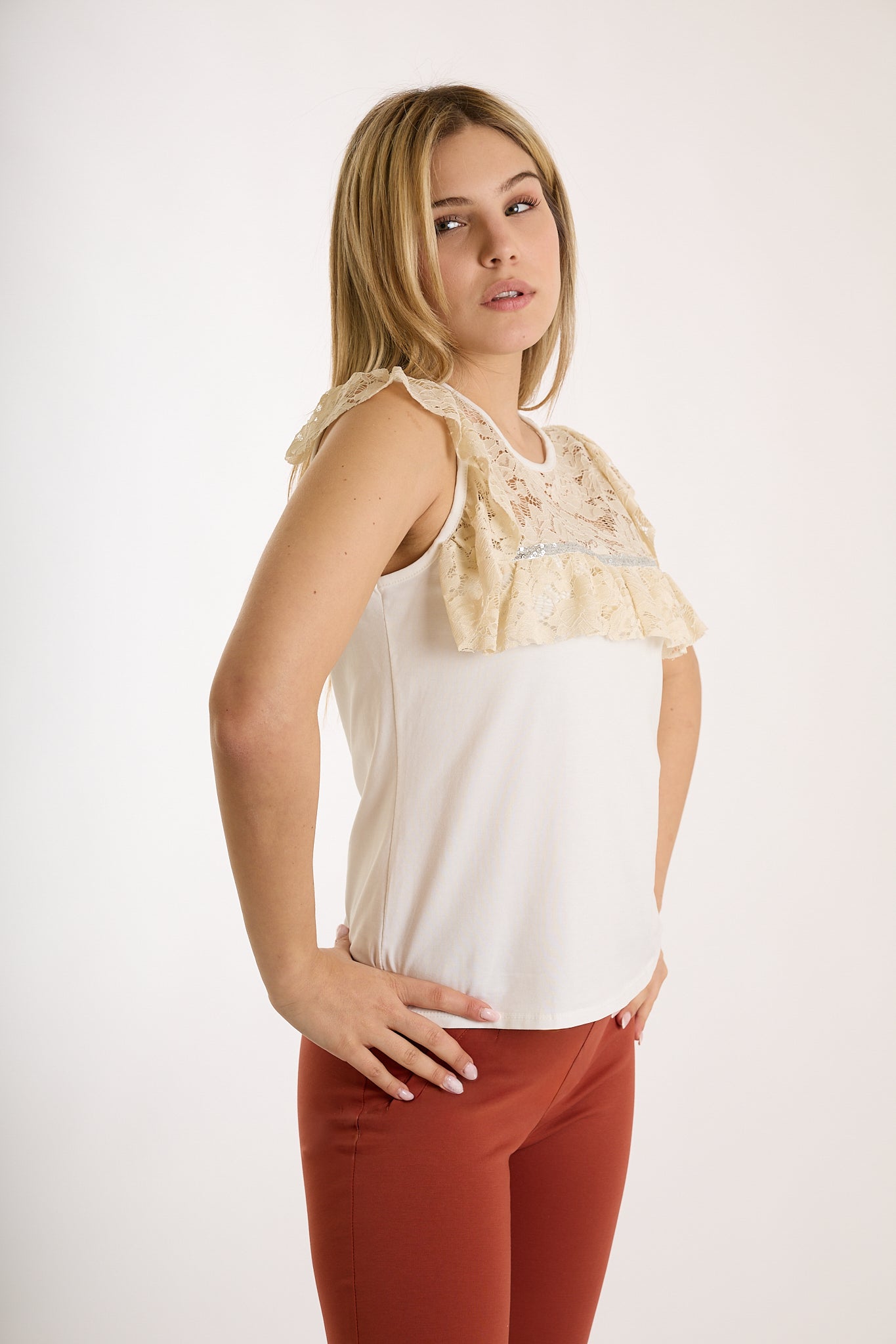 TOP CON RICAMI |Colore:Sabbia
