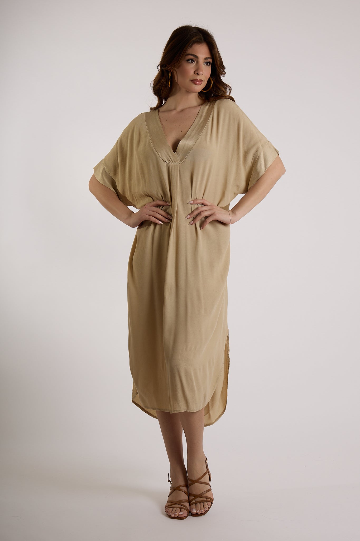 ABITO SCOLLO V|Colore:Sabbia