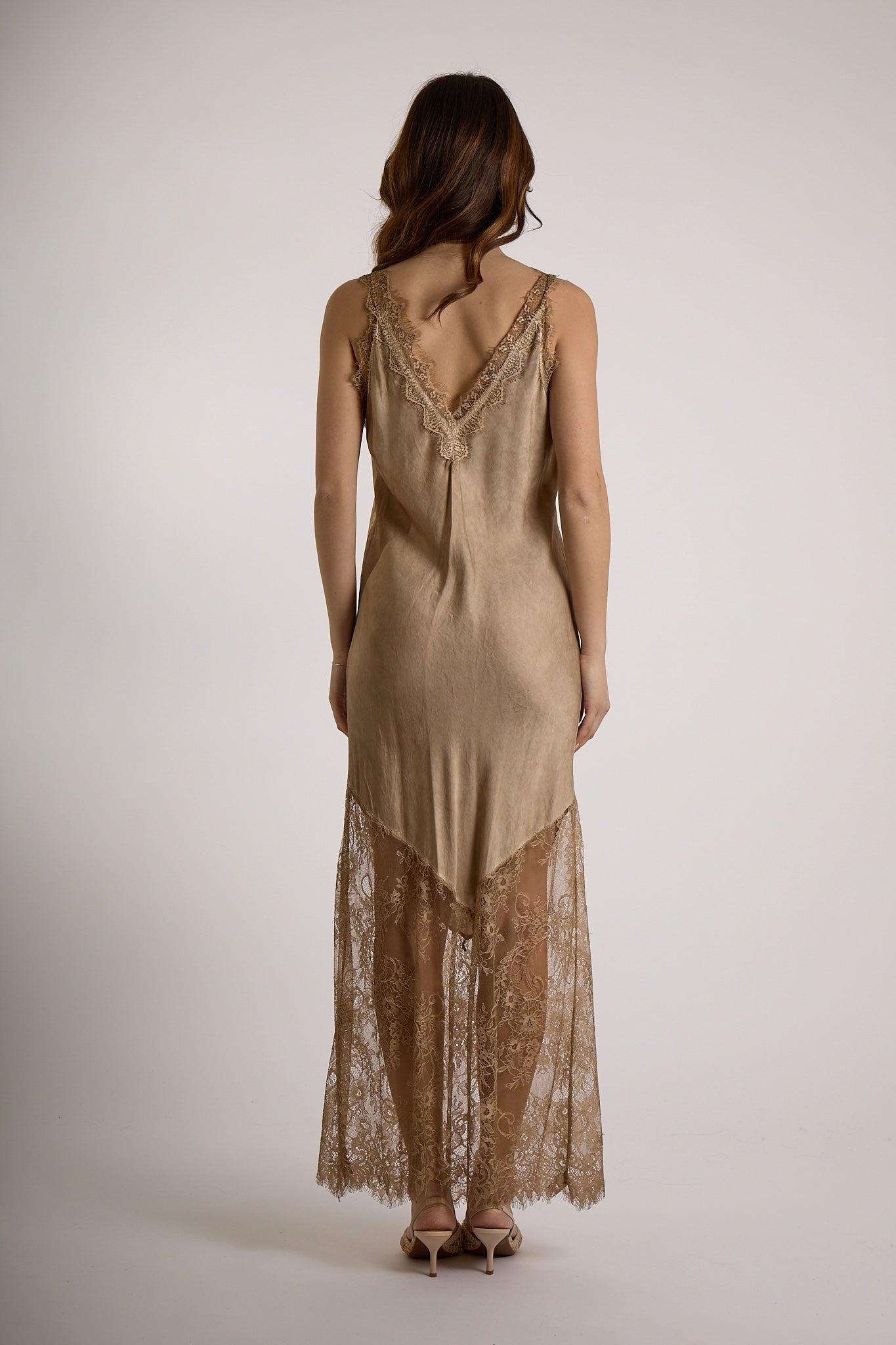 ABITO RASO BASE PIZZO|Colore:Sabbia