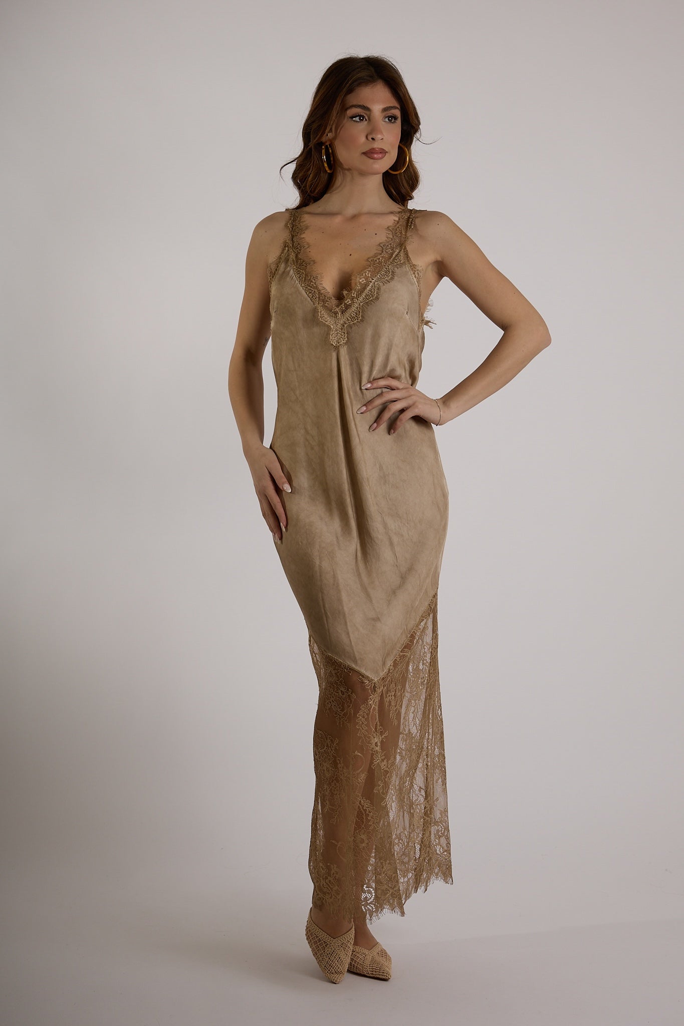 ABITO RASO BASE PIZZO|Colore:Sabbia