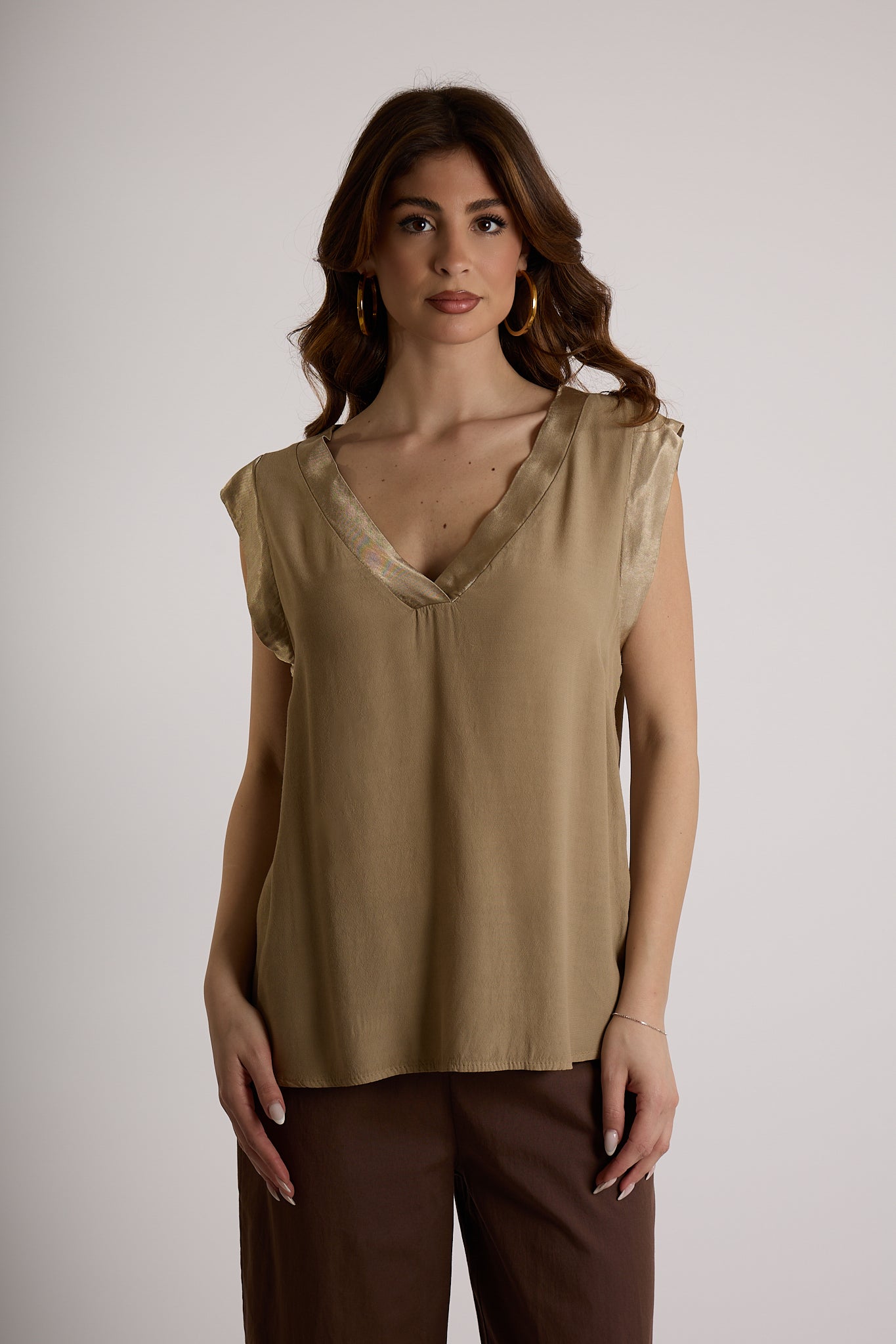 TOP CON SCOLLO A V IN RASO|Colore:Sabbia