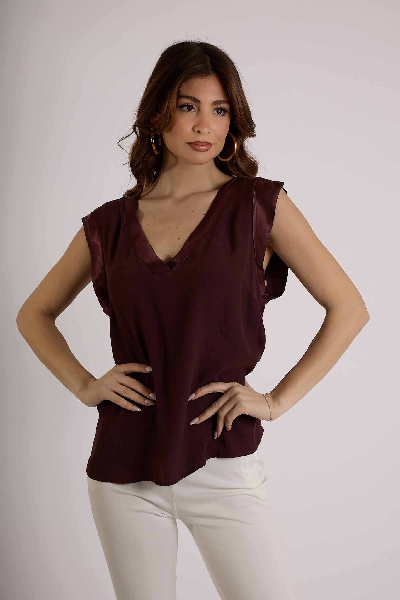 TOP CON SCOLLO A V IN RASO|Colore:Rosso india