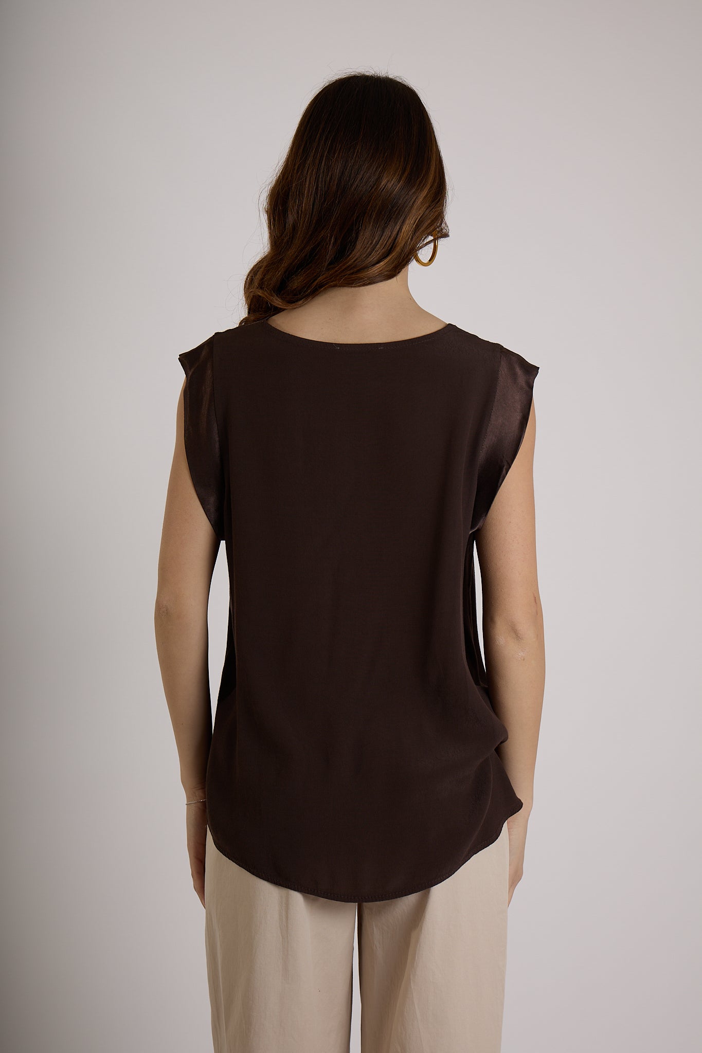 TOP CON SCOLLO A V IN RASO|Colore:Cioccolato