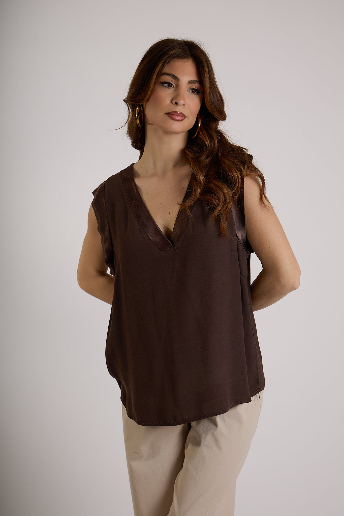 TOP CON SCOLLO A V IN RASO|Colore:Cioccolato