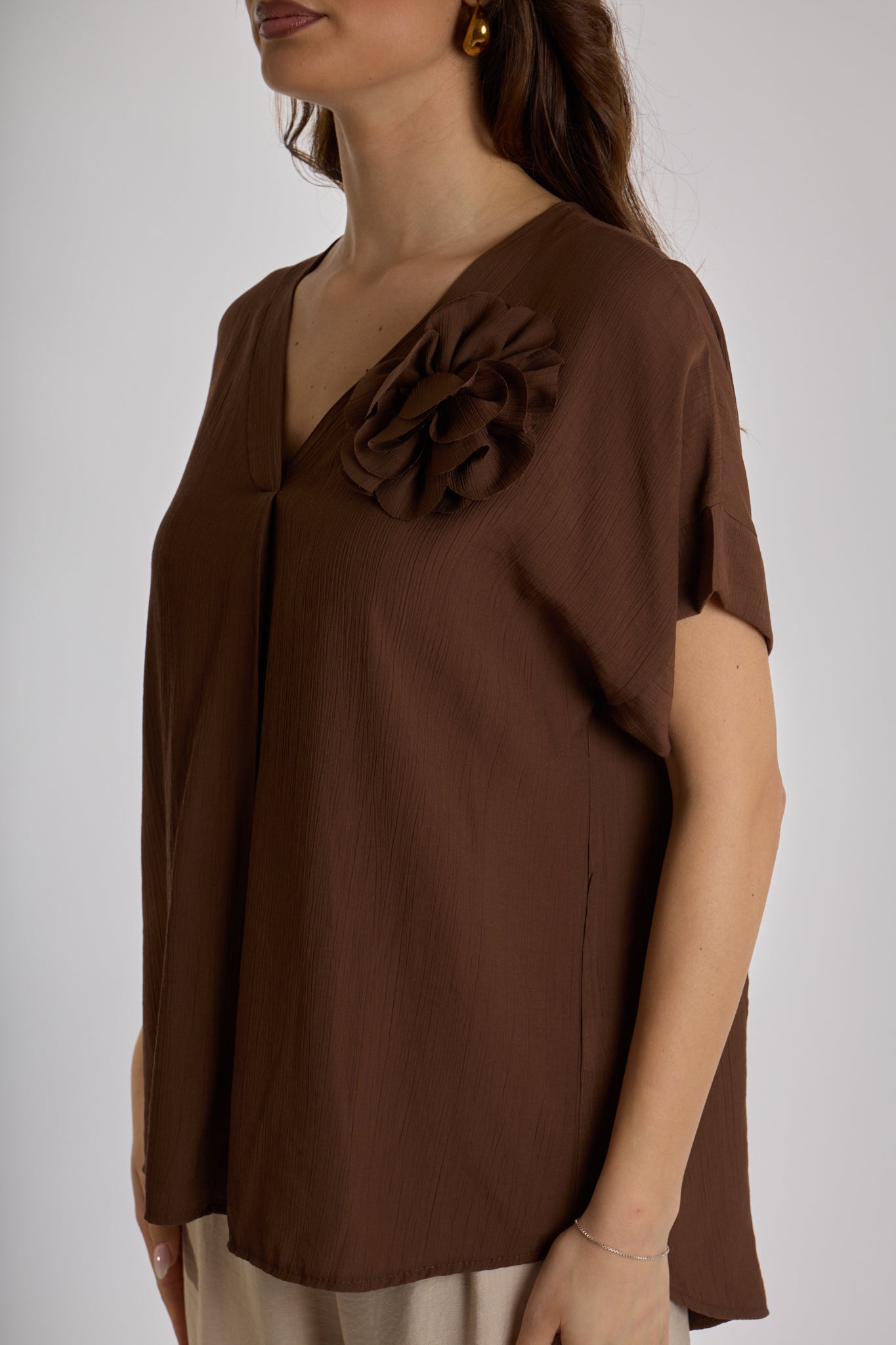 BLUSA SCOLLO V CON SPILLA|Colore:Cioccolato