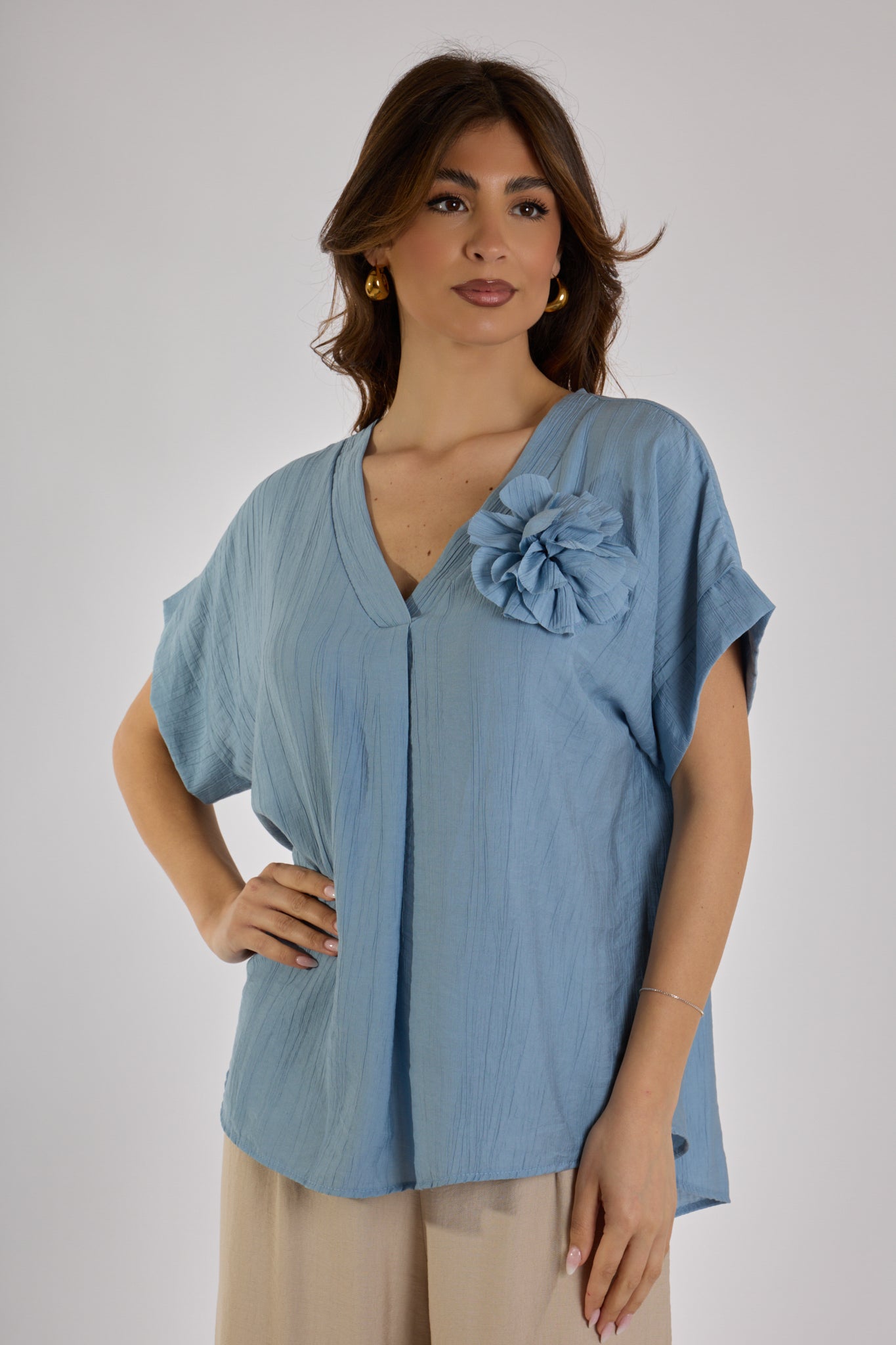 BLUSA SCOLLO V CON SPILLA|Colore:Celeste