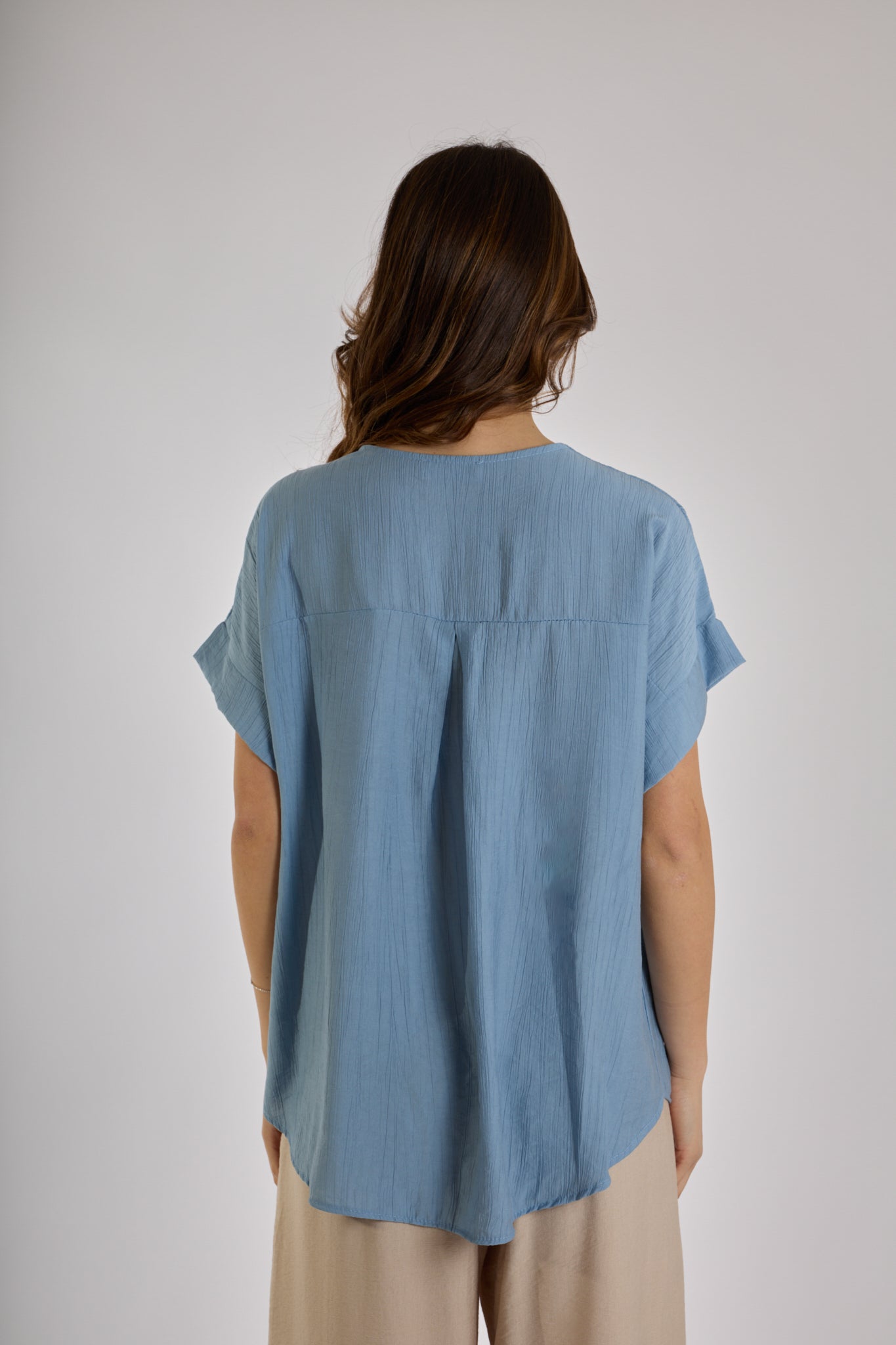 BLUSA SCOLLO V CON SPILLA|Colore:Celeste