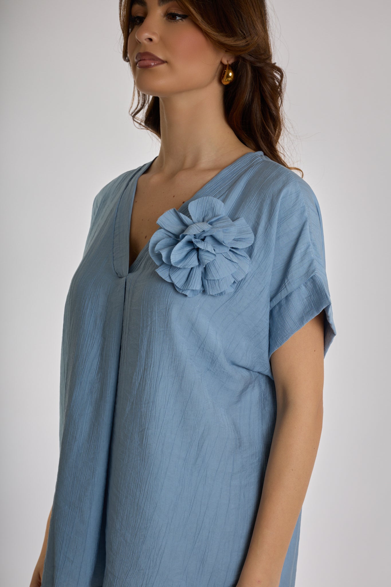 BLUSA SCOLLO V CON SPILLA|Colore:Celeste